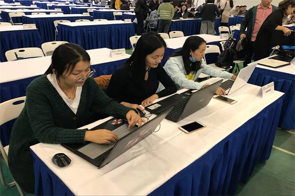 图为参赛同学调试设备.jpg